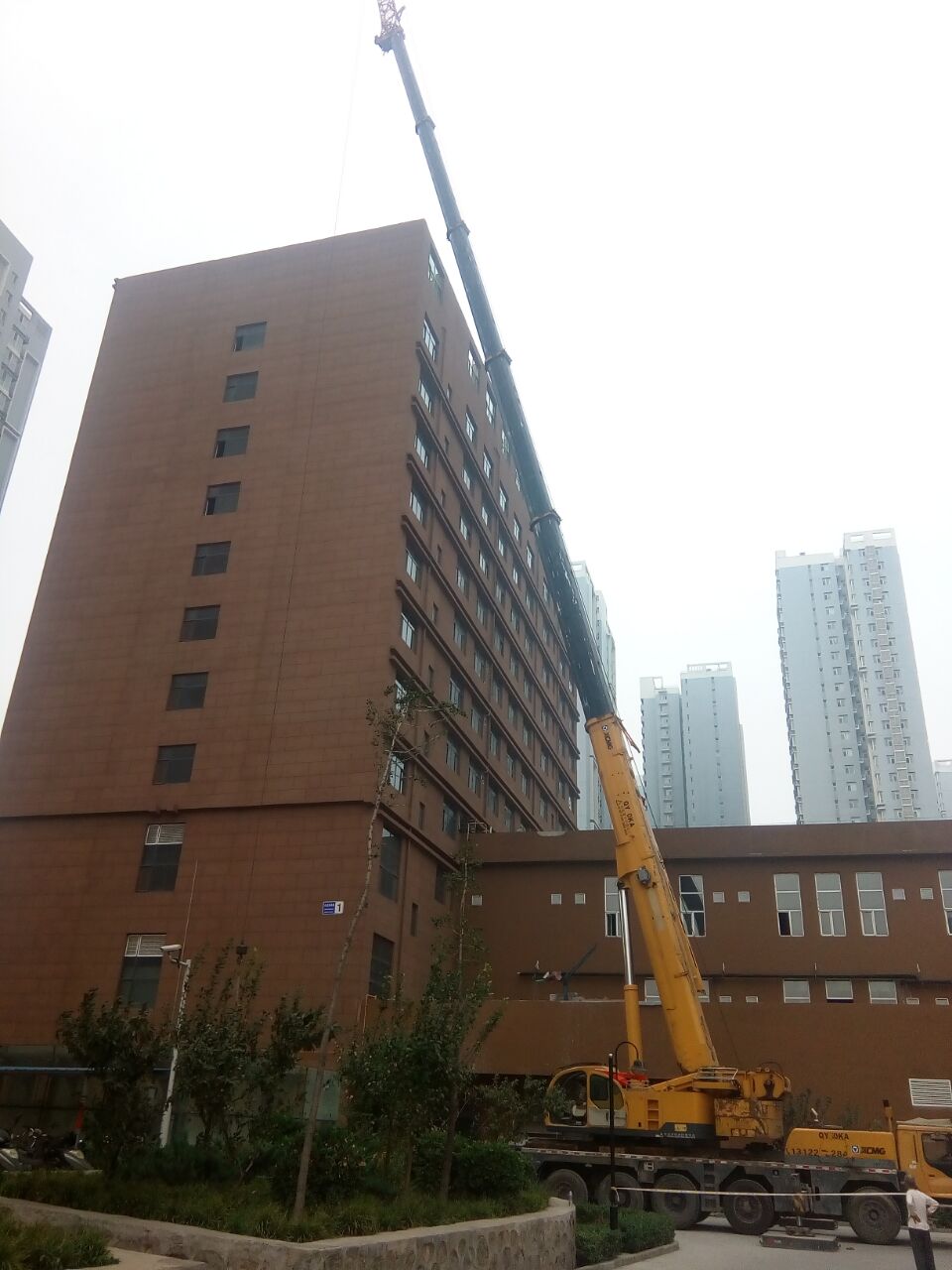 中华大街钢结构工程吊装现场