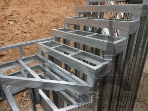轻钢房屋楼梯结构分为楼梯墙及踏步梁。楼梯墙由立柱、顶导梁和底导梁等部件组成